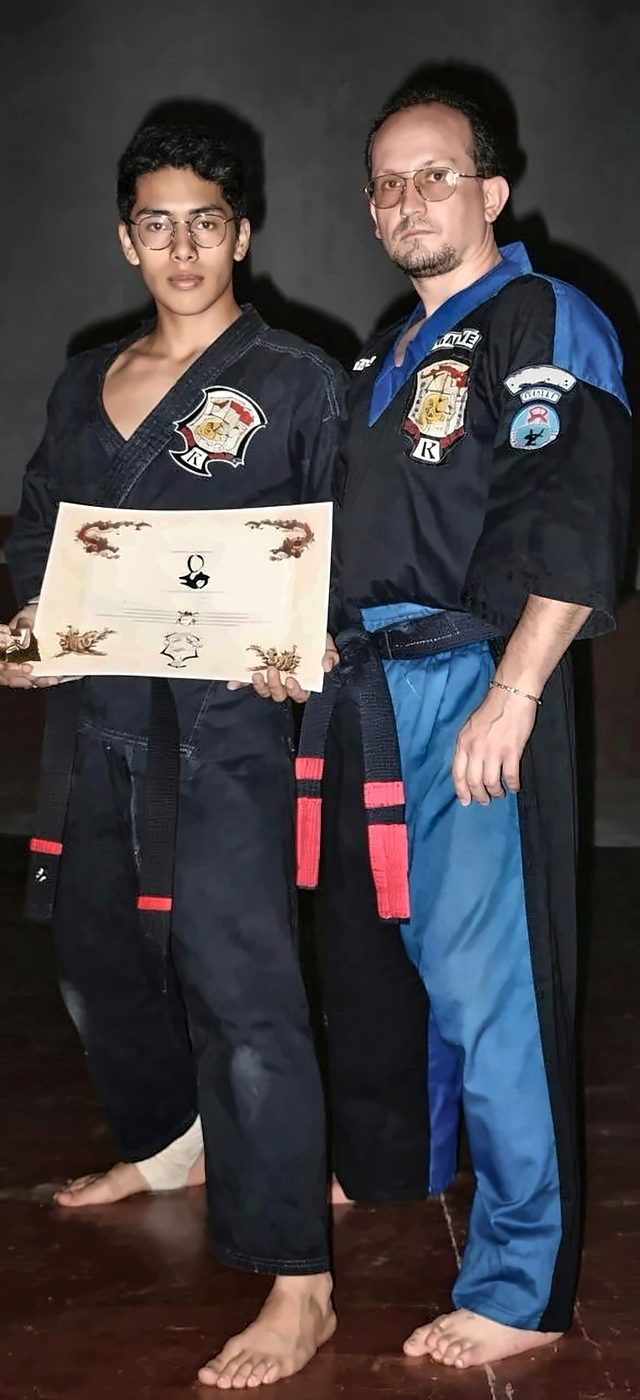 Entrega de diploma junto a su maestro