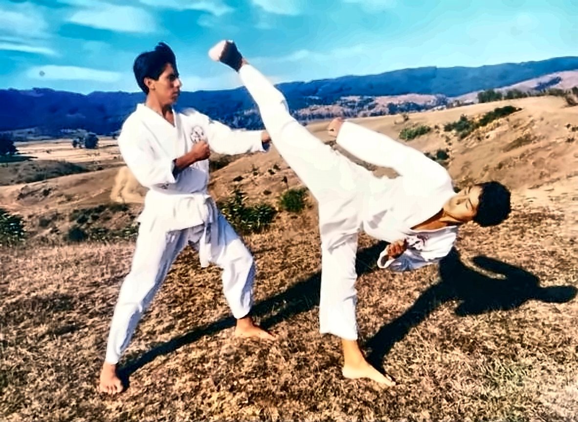 Patada alta en entrenamiento al aire libre en los cerros