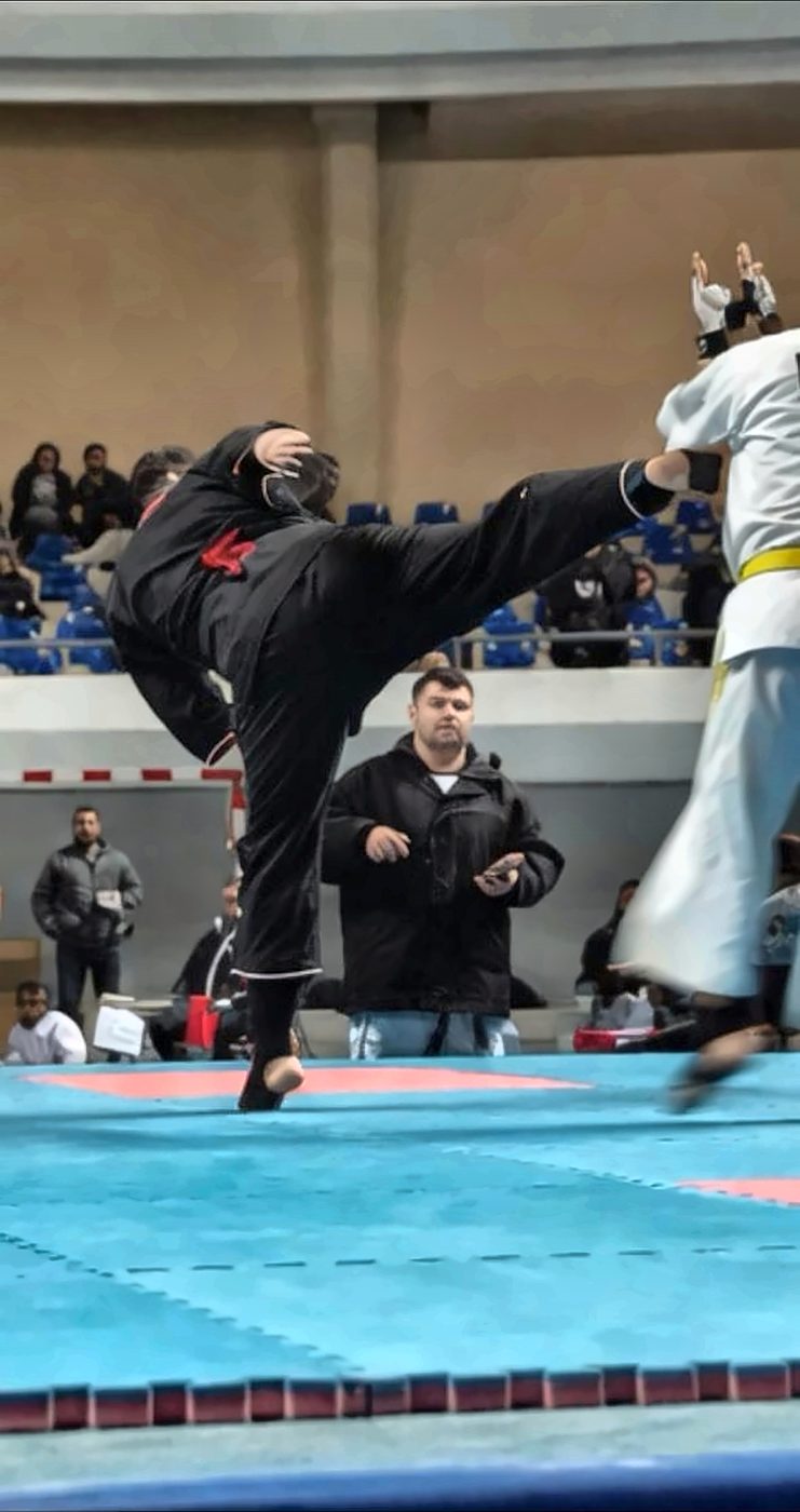Patada con giro en combate