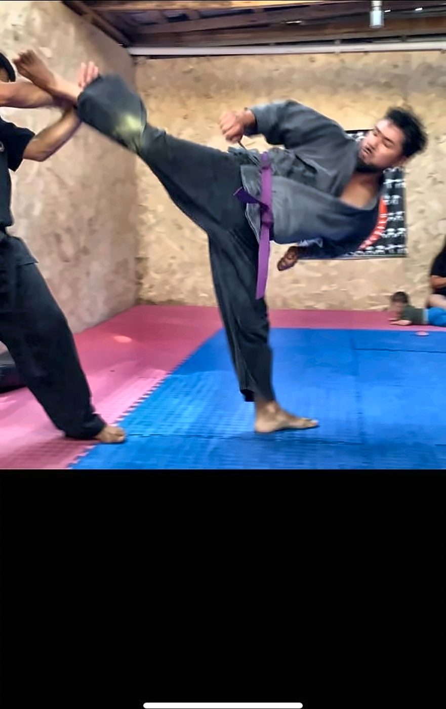 Patada alta en entrenamiento
