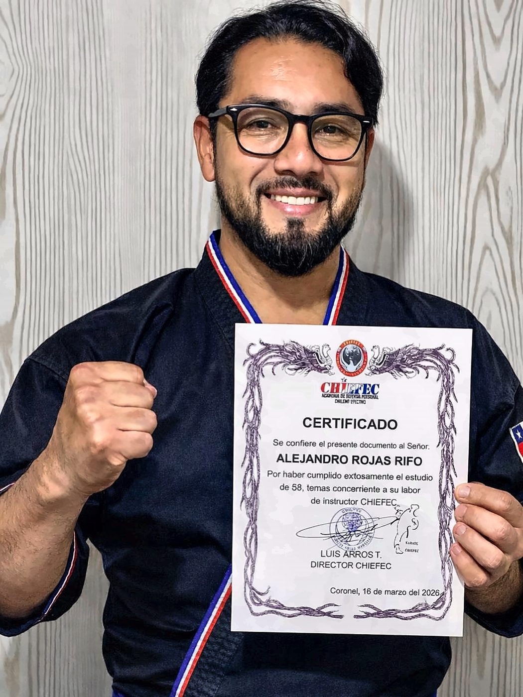 Alejandro Rojas Rifo con su certificado de instructor CHIEFEC