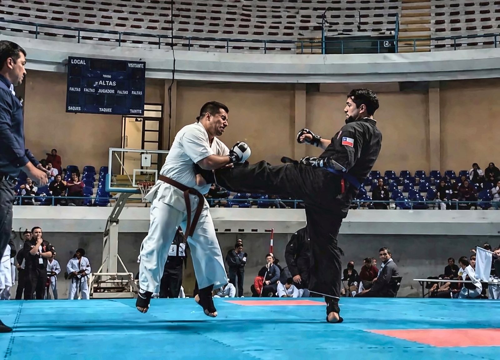 Practicante de CHIEFEC lanza una patada alta en un torneo inter estilos
